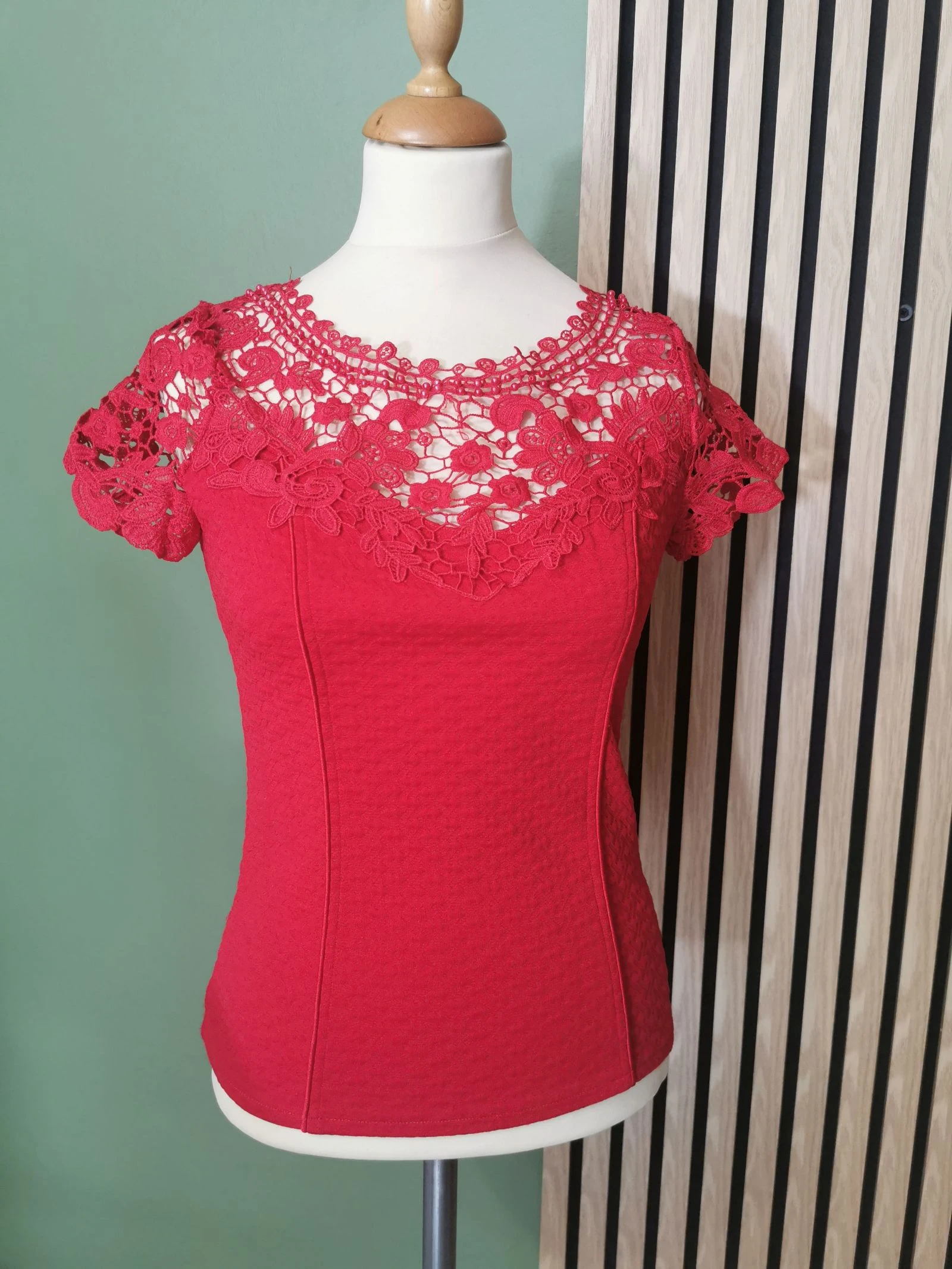 Haut rouge à broderie 